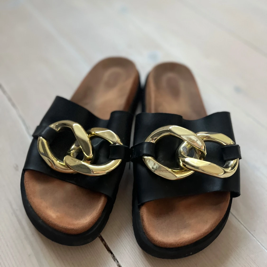 Svarta sandaler med guldfärgad kedjedetalj