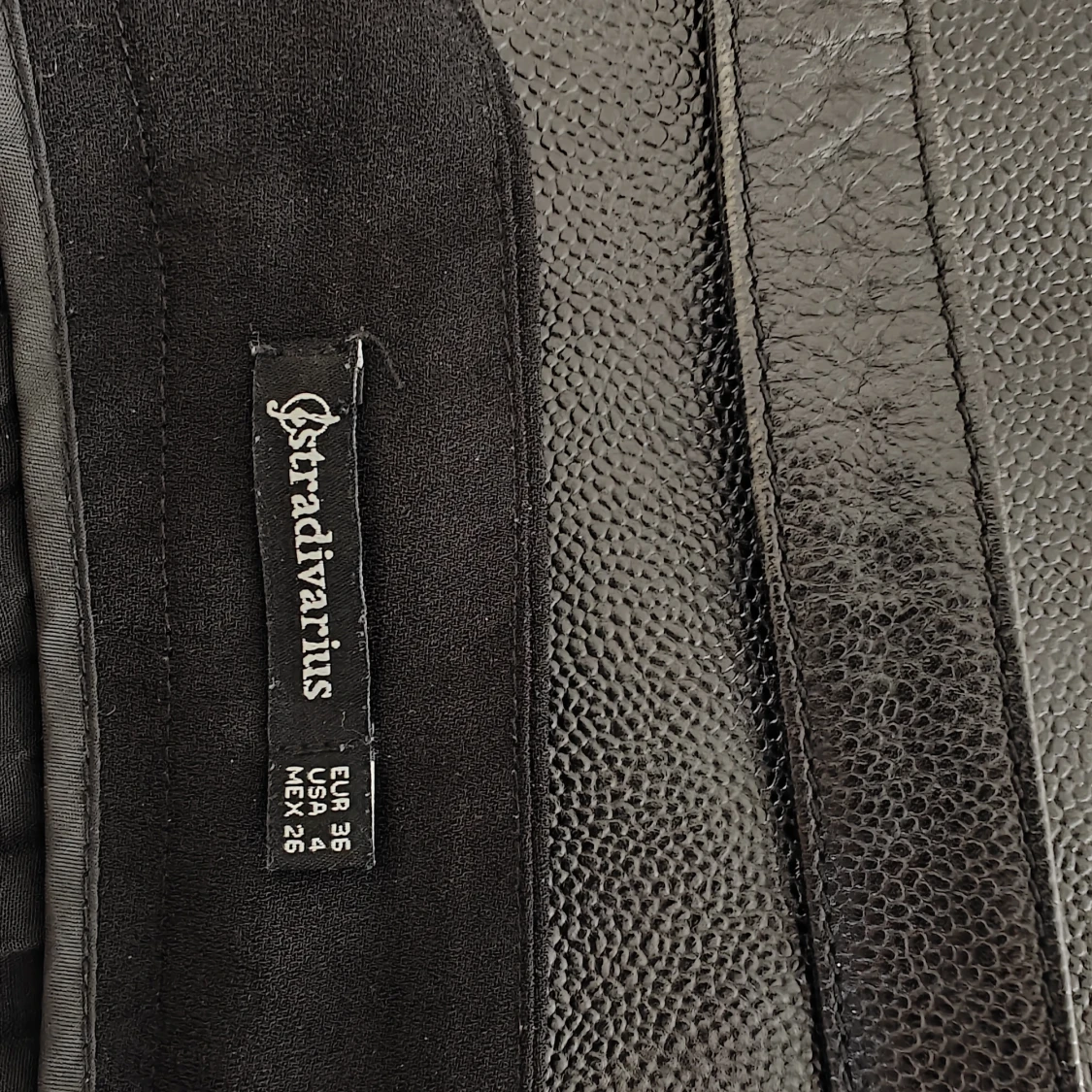 Svart plisserad kjol från Stradivarius - 2