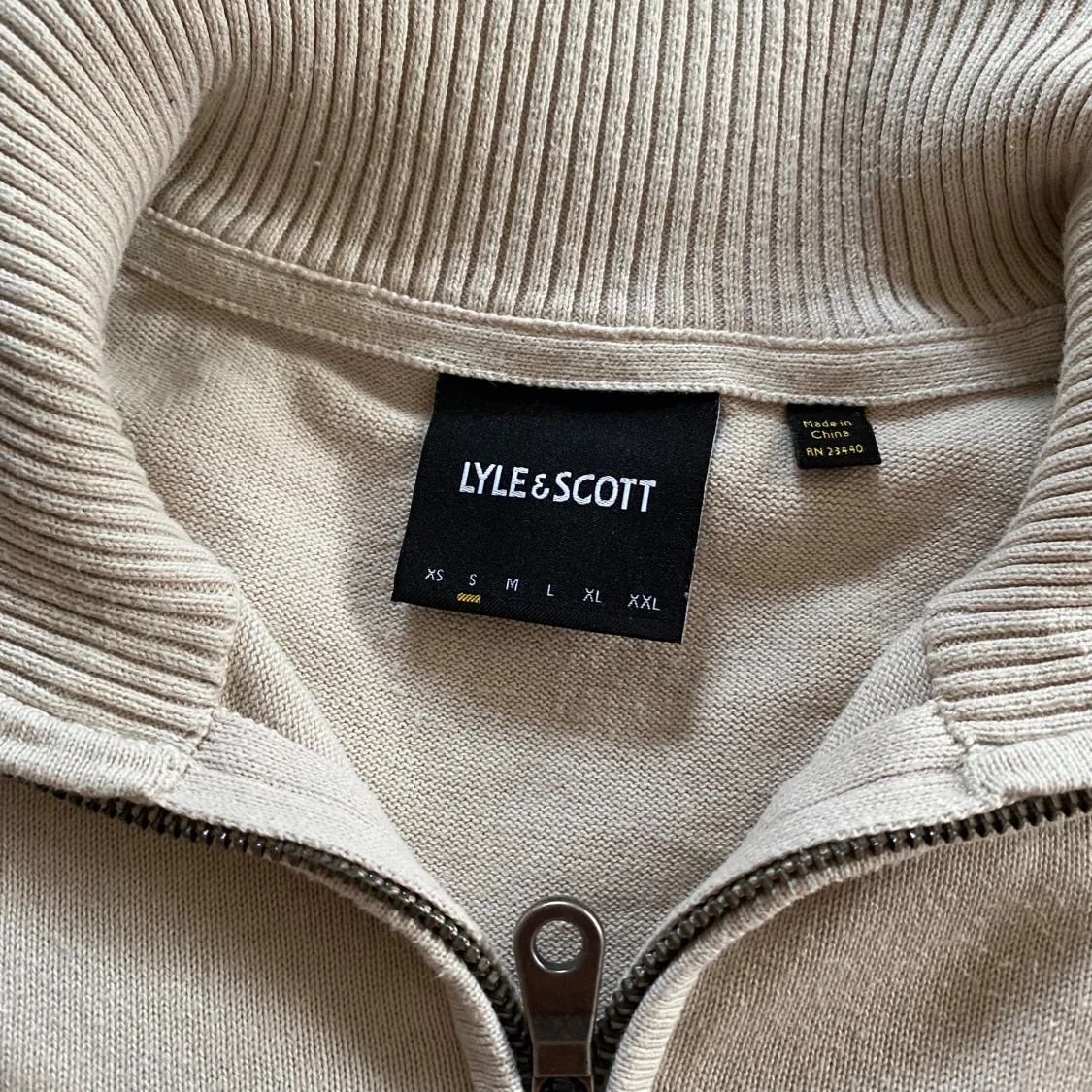 Beige stickad halvzip-tröja från Lyle & Scott - 2
