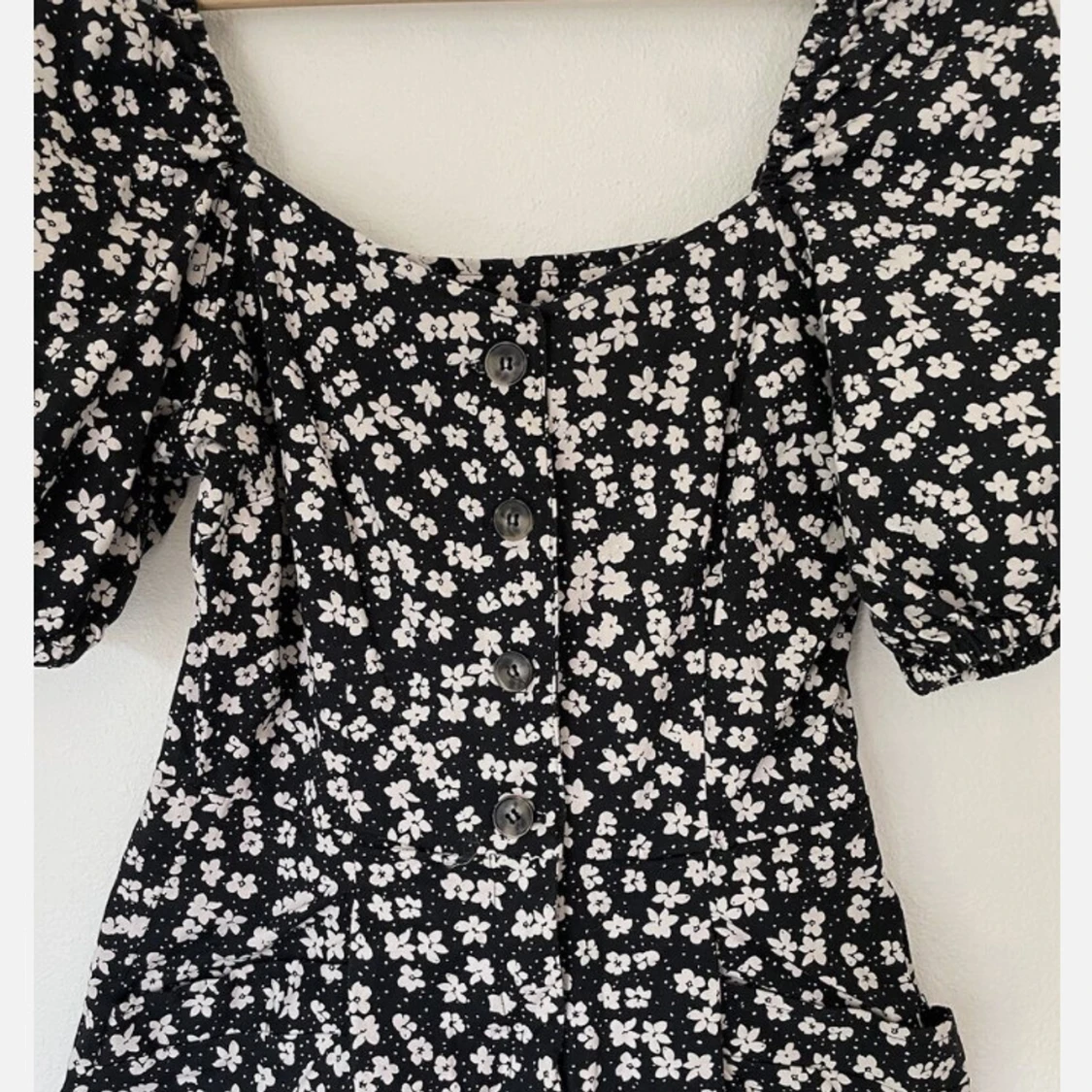 Svart blommig kortklänning med puffärmar