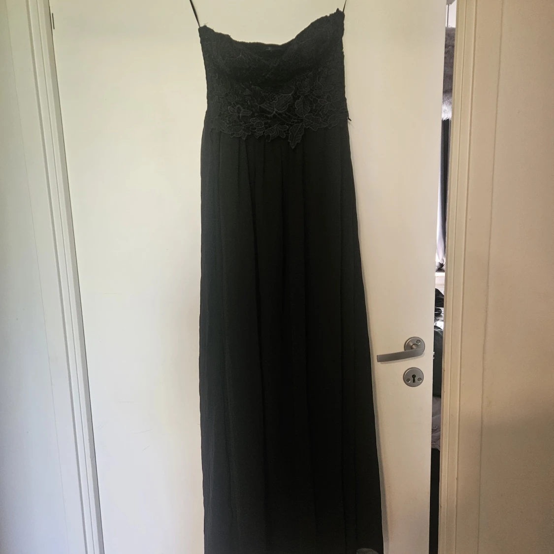Svart långklänning med spets från Club L - 1