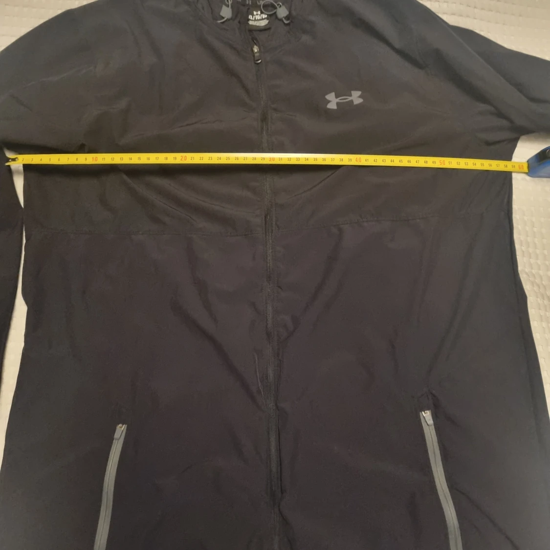 Svart vindjacka med huva från Under Armour - 3