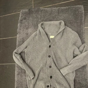 Cardigan herr - Selected homme cardigan storlek M kan passa L. Mycket fint skick och väldigt fet.