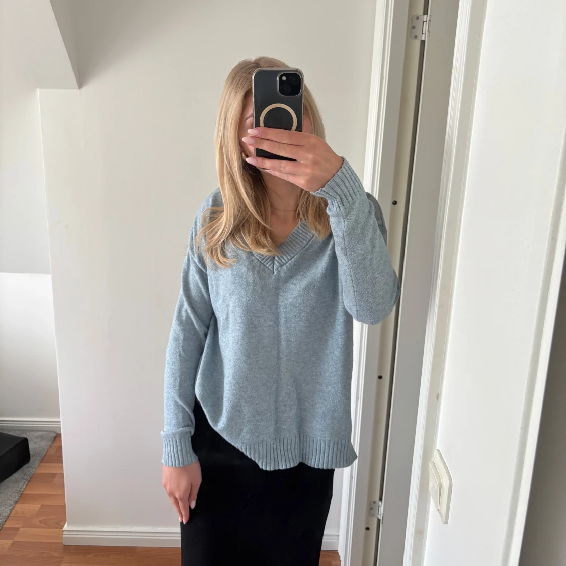 Ljusblå stickad v-ringad tröja