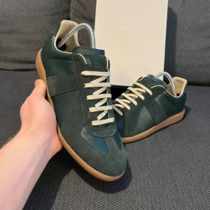 Maison margiela skor - Maison margiela gats i mörkgrön färg, storlek 43. Mycket bra skick och använda fåtal gånger. Allt OG medkommer.