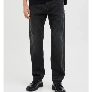 Jeans Jack&Jones - Snygga jeans från Jack&Jones, svart/grå modell: Tapered/Mike storlek: 32/32. Hör av er vid frågor🥰 (Orginal pris 800kr)