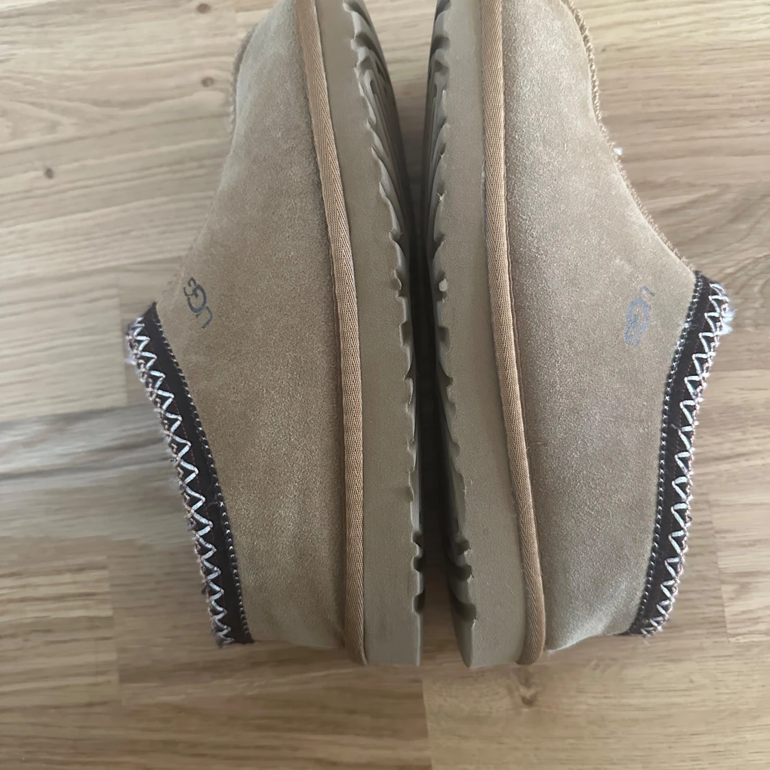 Beige fårskinnstofflor från UGG - 1