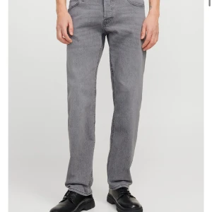 Jeans Jack&Jones  - Snygga jeans från Jack&Jones, modell: Tapered/Mile storlek: 31/32. Hör av er vid frågor🥰 (Orginal pris 600kr)