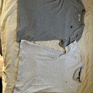  t-shirt - Säljer en stilren ljusgrå t-shirt från GANT och en lite mörkare grå t-shirt från abercrombie and fitch. De är 11-12 år och storleken är 146-152