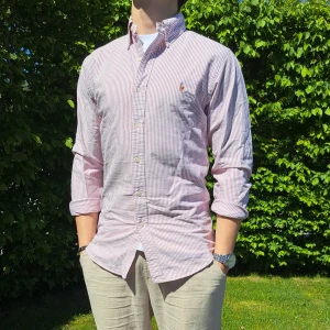 Randig Ralph Lauren skjorta - Stl S, Slim fit - Hej säljer en snygg Ralph Lauren skjorta I randigt mönster med färgerna lilla/rosa och vit Perfekt till sommaren! 🏝🏖 Skick: 9/10 utan defekter. Stl: S, Slim fit. Han på bilden är 170cm. 
