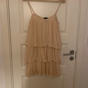 Volangklänning - Jättefin volangklänning från hm i väldigt bra skick!💕
