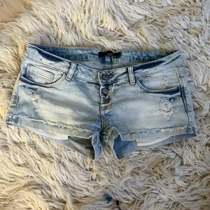 Lågmidjade jeanshorts från Tally weijl - Första 2 Lånade bilder men likadana shorts förutom att mina har en mindre knapp, som kan ses på de två sista bilderna som är mina!💞midja rakt över: ca 42 cm
