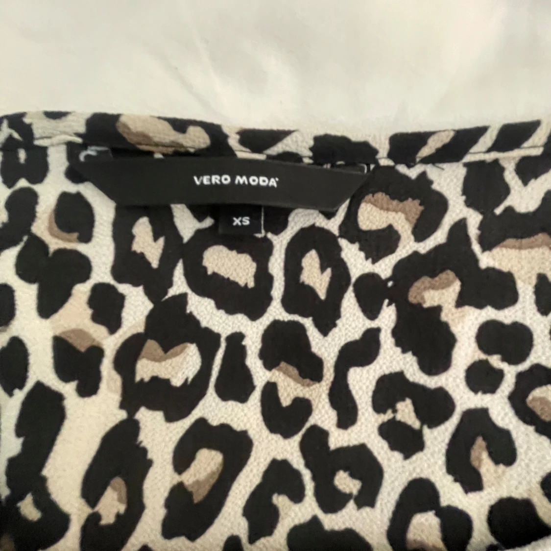 Leopardmönstrad t-shirt - 1