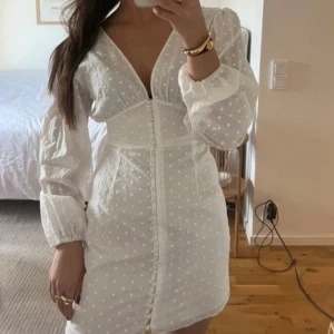 Vit Adooreklänning - Perfekt klänning till midsommar eller studenten!               Observera: klänningen är insydd i armarna hos skräddare