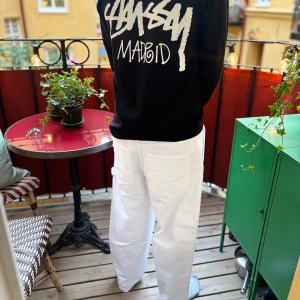 Vita big boys - Säljer ett par vita big boys från polar då de inte kommer till andvändning. De har en loose passform. Nyskick då de aldrig är använda, tveka inte på att höra av er vid fundering. Pris kan självklart diskuteras.