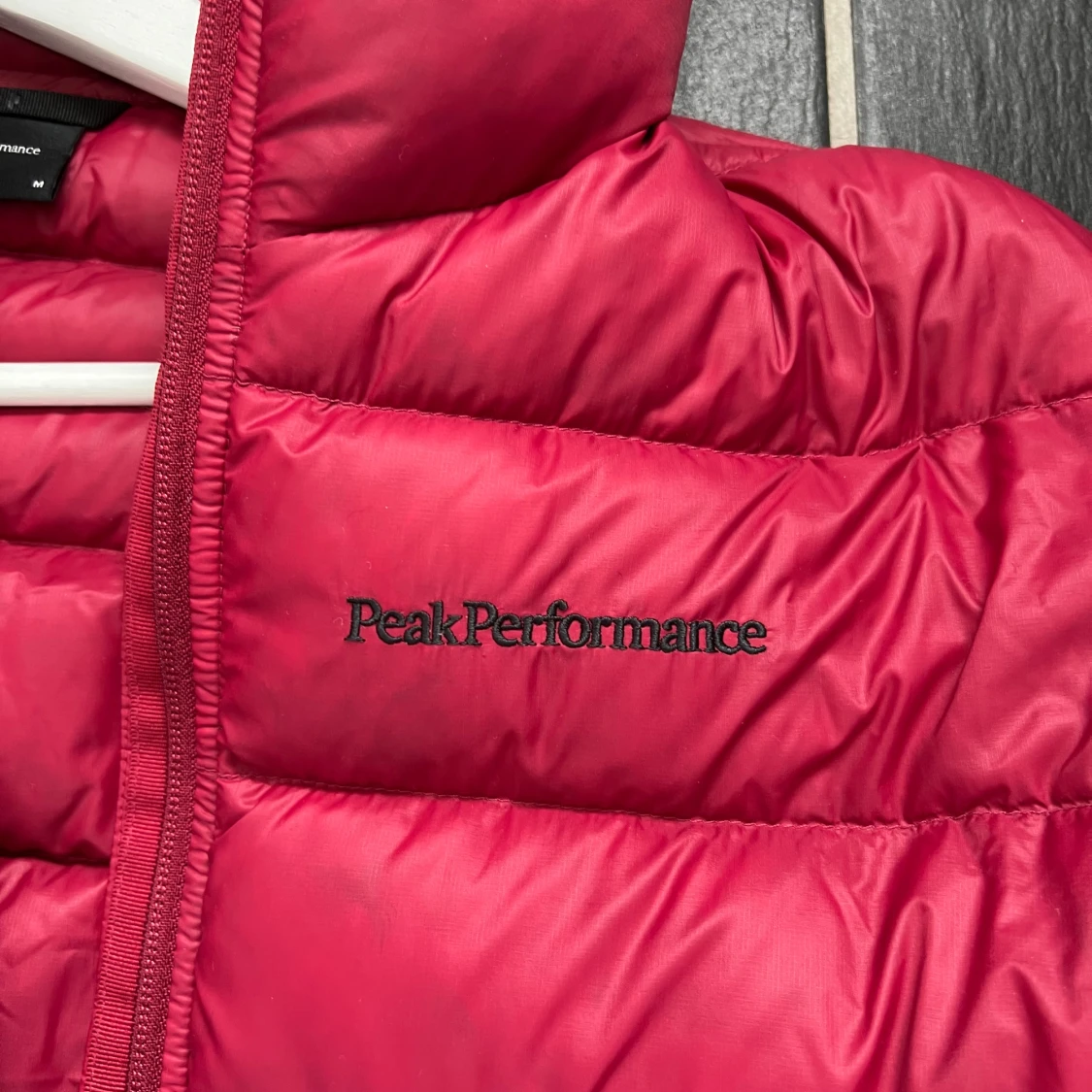 Röd dunjacka från Peak Performance - 4