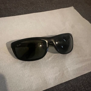 Svarta solglasögon | Ray-Ban Balorama - Säljer ett par riktiga, klassiska svarta solglasögon från Ray-Ban med breda bågar och mörka glas. Perfekta för soliga dagar och ger en cool look. Passar dig som gillar tidlös och enkel stil.       PRIS KAN DISKUTERAS!