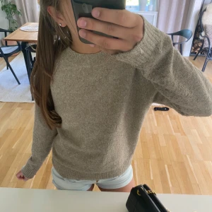 Beige stickad tröja - Säljer en enkel och stilren beige stickad tröja med rund halsringning. Den kommer tyvärr  inte till användning längre. Som man ser på sista bilden har den en liten defekt, men inget som syns tydligt. Hör av er vid frågor😊