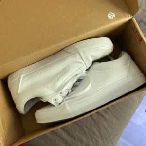 Vans old skool - Vita old skool vans som knappt är använda så dom är som i nyskick, stl 37, kartongen medföljer, nypris 899kr