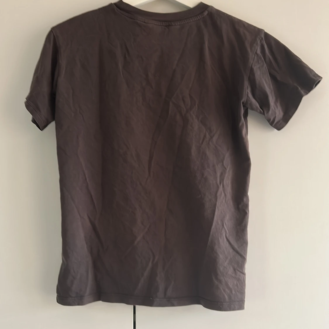 Brun t-shirt med rosa tryck från H&M - 1