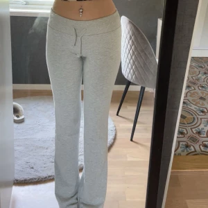 Ljusgrå low waist mjukisbyxor från Nelly - Säljer då jag inte har någon användning av dom. De är i storlek xxs och passar mig perfekt som är ca 164cm. Inga skador eller tecken på användning
