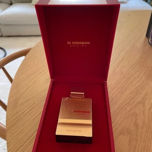 Al Haramain Amber Oud Ruby Edition Parfym - Lyxig parfym från Al Haramain i Amber Oud Ruby Edition. Flaskan är fyrkantig och har en elegant röd och guldig design med metallisk finish. Kommer i en exklusiv röd ask som ger en exklusiv känsla. 98% kvar 💦 