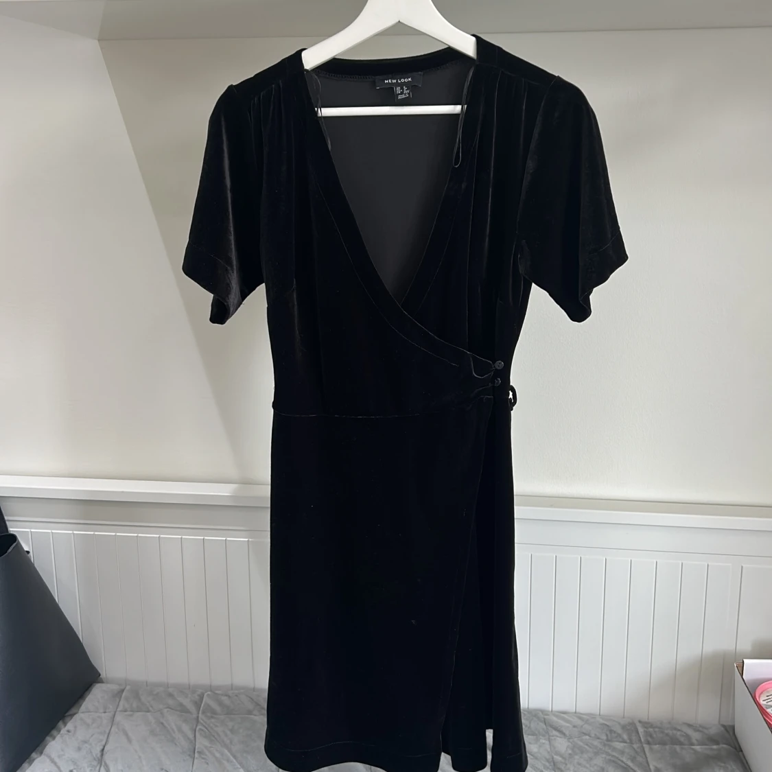 Svart omlottklänning i sammet från New Look