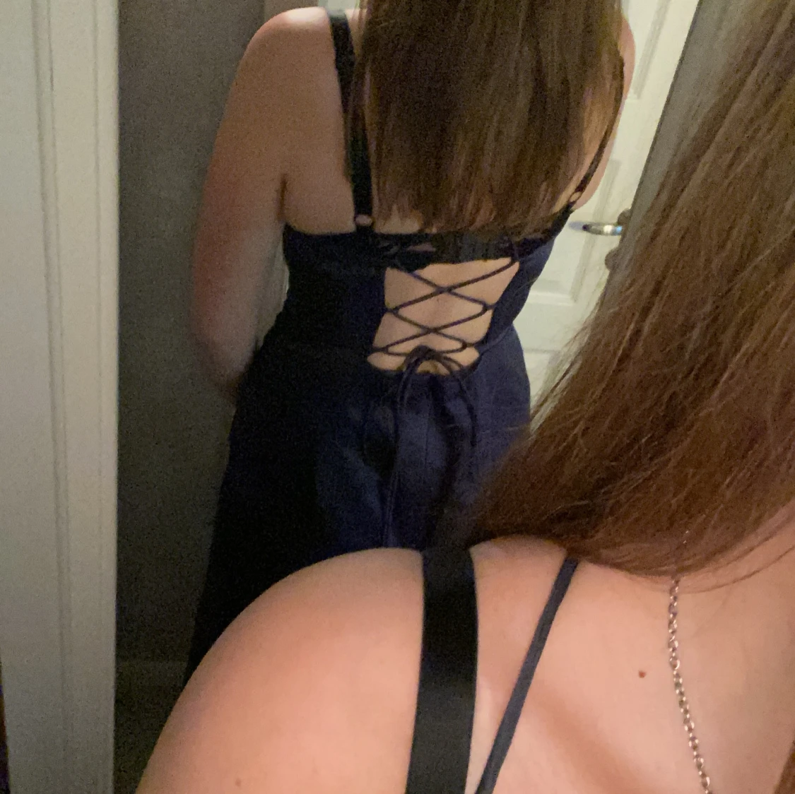 Mörkblå långklänning med snörning i ryggen - 1