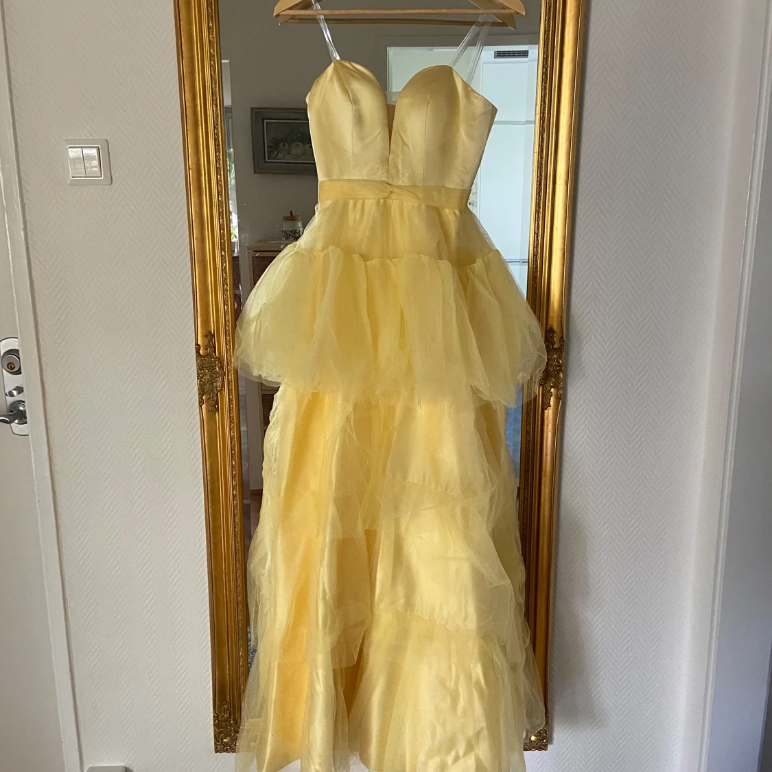 Gul volangklänning med sweetheart-urringning - 1