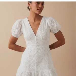 Vit studentklänning - Vit studentklänning från Gina köpt förra året, aldrig använd 💘💘 