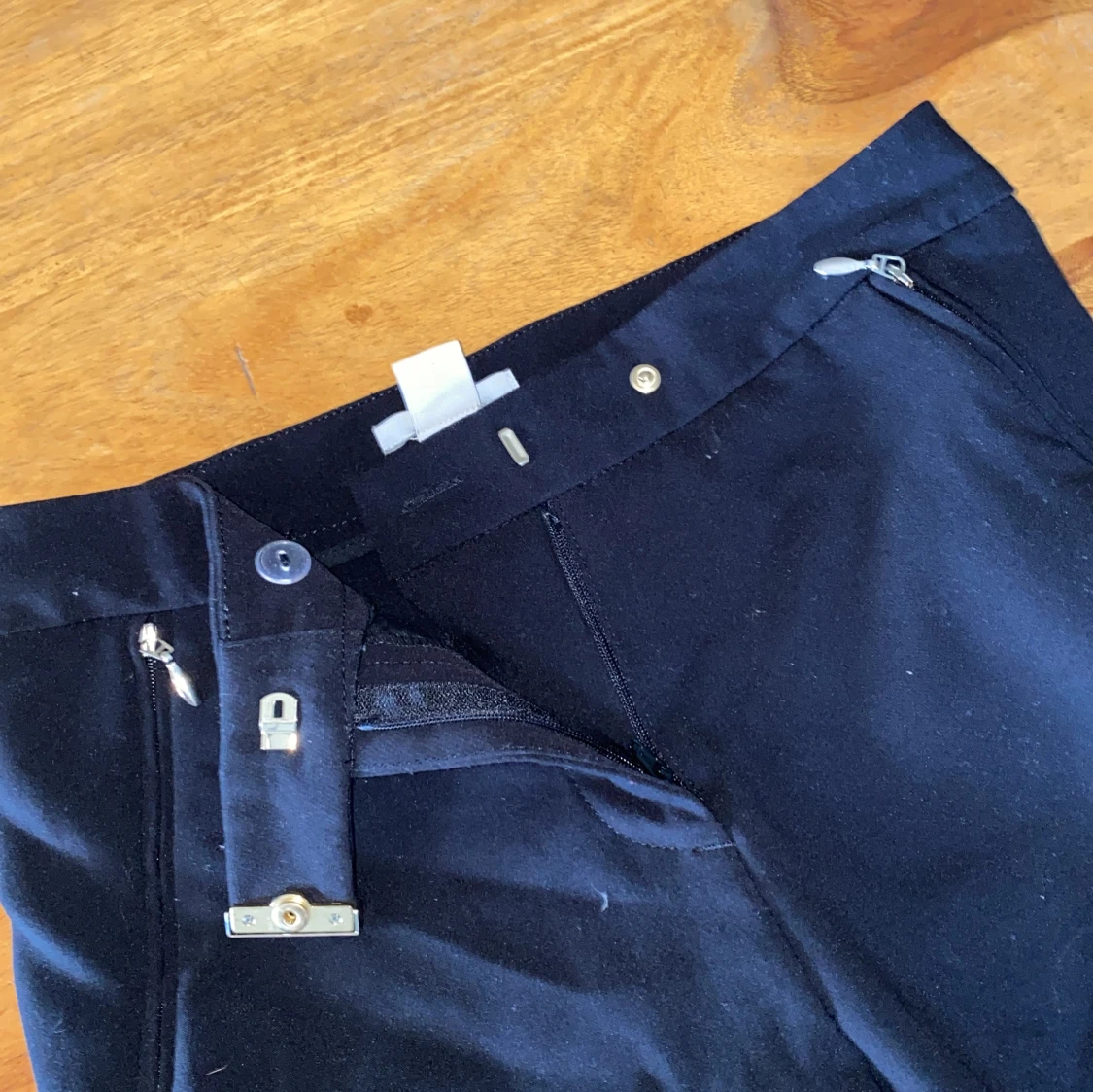 Svarta kostymbyxor från H&M - 1