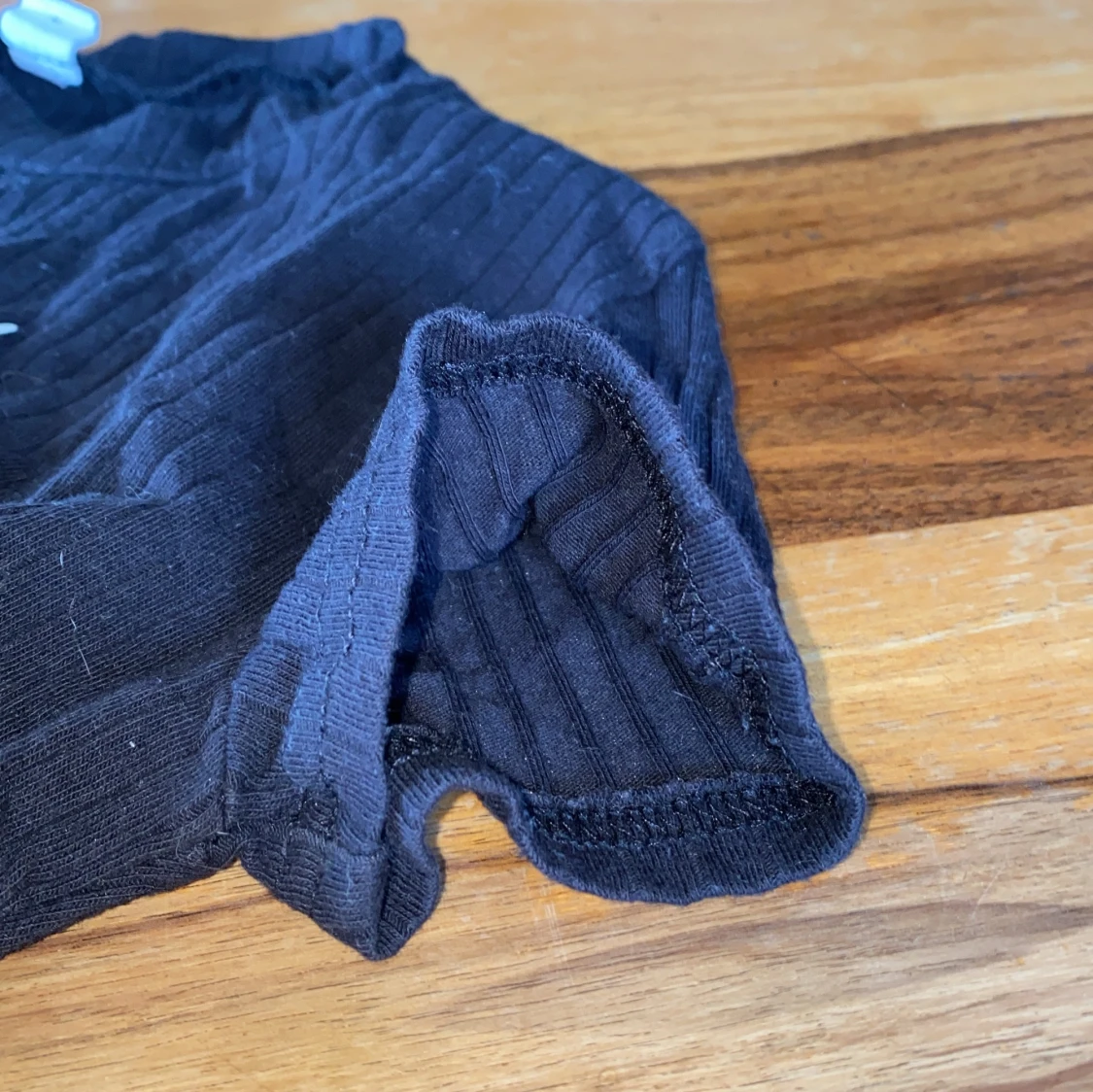 Svart croppad ribbad t-shirt med texten 'Angel' - 2