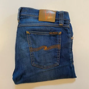 Nudie jeans - Marinblåa nudie jeans //  Storlek W29 L34 //  Mycket bra skick //  Skriv vid minsta fråga eller fundering💯🤝