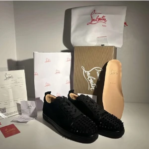 Christian Louboutin - Säljer ett par svarta sneakers från Christian Louboutin med svarta nitar över tån och sidorna. Skorna har fettttta blodiga sulor🩸🤙, Perfekta för sommar ☀️ Pris kan diskuteras🙌