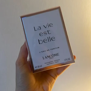 Lancome parfym la vie est belle - Helt oanvänd parfym från lancome i doften la vie est belle 30ml 🩷 kvar i original förpackningen samt har kvar plasten. Ej öppnad. Är EdP!! Nypris: 950:- Priset kan diskuteras. 