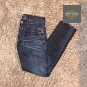 Fc Barcelona replay anbass jeans - Säljer ett par riktigt snygga jeans från replay i modellen anbass✅. Jeansen är i väldigt bra skick och allmänt sjukt frächa🤩. sällsynt modell Fc barcelona edition🟥🟦. Hör av er vid funderingar. Mvh