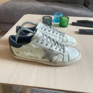 Golden Goose - Säljer ett par vita sneakers från Golden Goose. De har använts under våren men har inga märkvärdiga deffekter. De har även varit inlämnade hos Sneakerstvätten men jag tappade tyvärr bort boxen i samband med det. Säg till om du vill ha fler bilder!