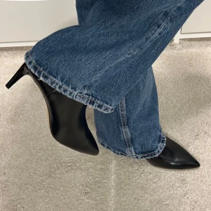Svarta läder boots med klack och spetsig tå - Svarta boots i skinn med hög klack och spetsig tå. Skorna har en resår på sidorna för enkel påtagning. Perfekta för dig som vill ha ett par timeless boots som håller. Bekväma och sitter så snyggt på men lite små på mig! Har använd dessa 2-3 gånger så lädret har vikt sig som man ser men det går inte undvika med läder, syns inte på foten! Nypris inköpta för 900 zloty/ 2200kr i L37 butiken i Warszawa, Polen som säljer hög kvalité läder skor. Har skor därifrån och de håller verkligen så bra! 