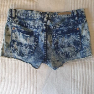 Lågmidjade shorts  - Säljer dessa tvärsnygga shorts då dem inte passar😩❤️ midjemått: 37 cm