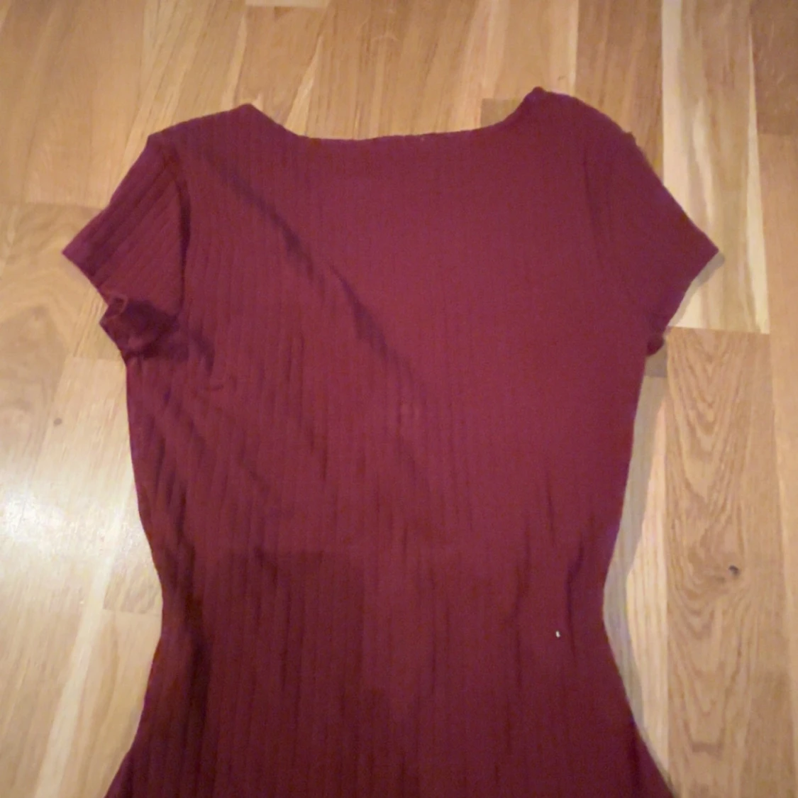 Vinröd ribbad tröja  från Anna Field