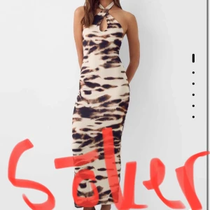 SÖKER denna klänningen  - Söker denna klänningen i S, M eller L!!! Från bershka i just denna färgen. Pris kan diskuteras om privat! 