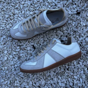 Maison Margiela Gats - Hej! Jag Säljer ett par Maison Margiela Gats! Nyskick! Underbara skor. Kommer med Box, dustbag och resterande som medföljde i Boxen. Säljer för 1999. Du vet varför priset är så lågt 👍. Skriv om du har frågor. I princip fast pris. Möjligtvis minimalt flexibelt.