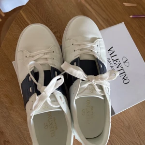 Valentino Garavani vita sneakers med blå detalj - Säljer dessa eftersom de inte passar mig, de är använda två gånger så dom är som nya. 