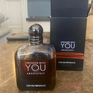 Stronger With You Absolutely från Emporio Armani - Säljer vidare en elegant parfymflaska, Stronger With You Absolutely från Emporio Armani. Flaska med 85-90ml kvar. Perfekt för att få uppmärksamheten i rummet 👃 