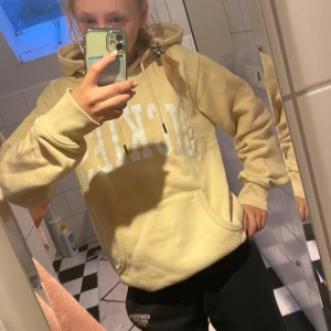Beige hoodie från Dickies - Säljer en beige hoodie från Dickies i storlek S. Tröjan har huva med dragsko,. Perfekt för en avslappnad och cool stil. Skriv till mig om mer info!! 💗💗