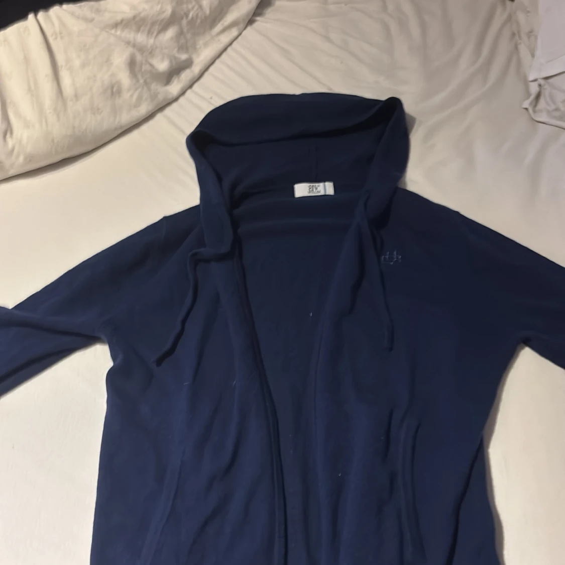 Mörkblå hoodie med dragkedja från Bvaldi