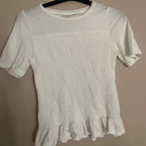 Smockad/ribbad t-shirt  - Använt en gång, och är så trött på att den bara hänger i garderoben. Snabbt köp=billigare pris💞💞