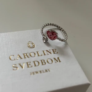 Silverring med rosa sten från Caroline Svedbom - Silvrig ring med rosa och vit diamant från Caroline svedbom. Nyskick  (Nypris 400kr)