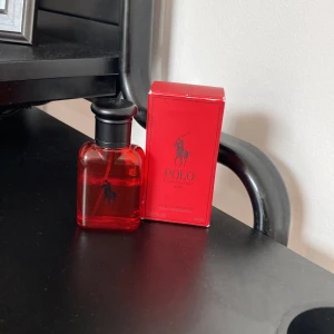 Polo Red herrparfym från Ralph Lauren - Polo Red Eau de Toilette från Ralph Lauren. Flaskan är röd med svart kork och har den klassiska Polo-loggan framtill. Kommer i matchande röd kartong. En maskulin och energisk doft.