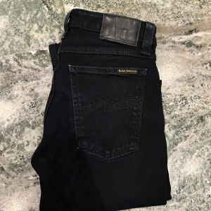 Nudie jeans lean dean - Ett par väldigt mörkblåa nudie jeans i storlek 28/30! Inga flaws och passar slim!